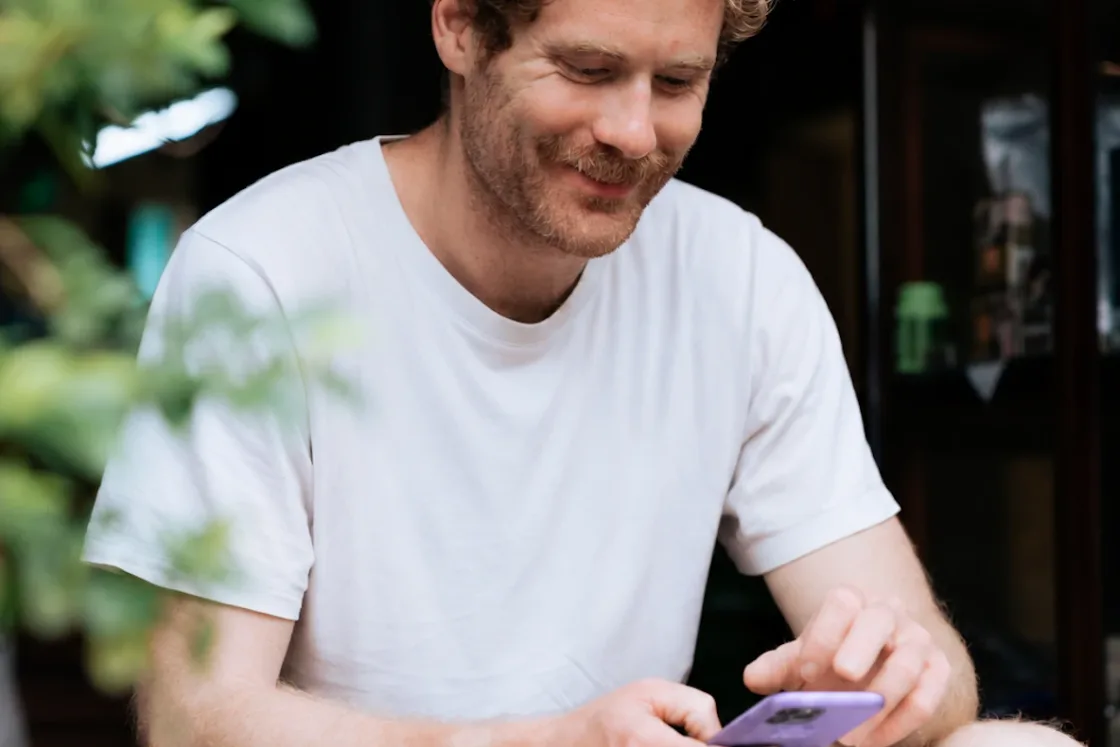 Psychotherapeut nutzt sein Smartphone für die mobile Praxisverwaltung.