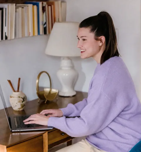 Psychotherapeutin organisiert ihre Praxis am Laptop.