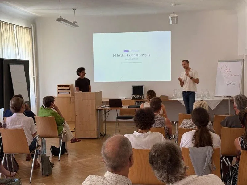 Das freudio-Team spricht vor Teilnehmenden der GLE in Kärnten über KI in der Psychotherapie.
